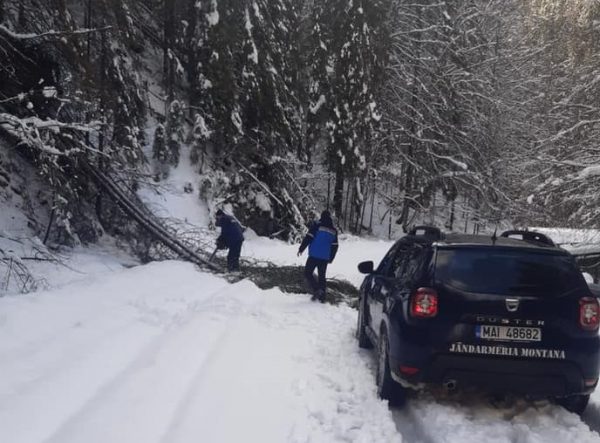 Intervenție a jandarmilor montani pentru deblocarea traficului pe DN 66A, la Câmpușel