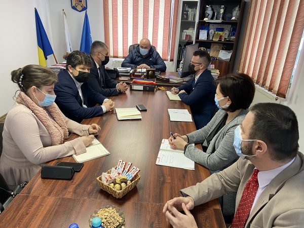 Discuții informale ale conducerii Instituției Prefectului cu primari ai Văii Jiului