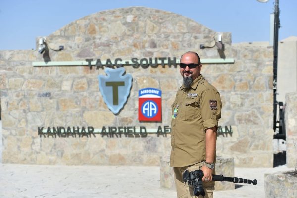 Chipuri ale răboiului din Afganistan relevate la Deva, într-o expoziție cu lansare de carte semnată de jurnalistul Ilie Pintea