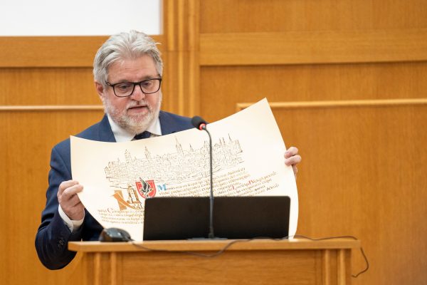 Regizorul Silviu Purcărete a primit titlul de Doctor Honoris Causa al Universității „Lucian Blaga” din Sibiu