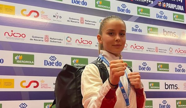 Sportiva din Petroșani Miruna Mălăuță intră în competiție la Campionatul Mondial de Karate WKF, Budapesta