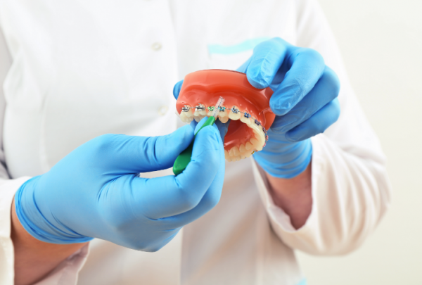 Pot beneficia adulții de rezultate satisfăcătoare de la un aparat dentar?