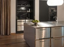 Cum să dai culoare şi stil mobilierului şi accesoriilor din inox