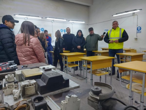 elevi16 Ucenicii de astăzi, meseriașii de mâine ai Apa Serv Valea Jiului