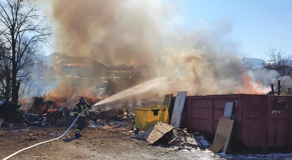 Incendiu la un centru de colectare a deșeurilor din Vulcan