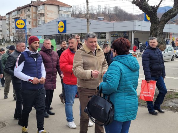 Liderii PSD Lupeni, vestitori ai primăverii, cu simboluri de sezon pentru cetățeni