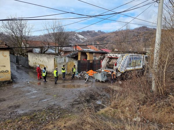 Zona din spatele gării CFR Petroșani, curățată de gunoaie de angajații Supercom