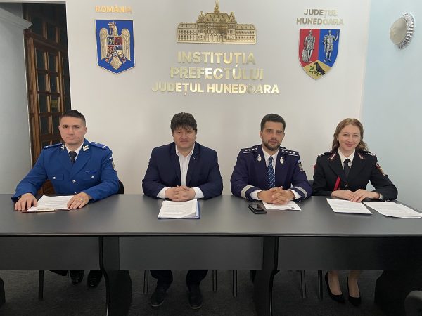 Poliţiştii, jandarmii și pompierii hunedoreni vor fi la datorie pentru ”Sărbători în siguranță !”