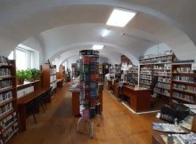 Stand de carte al Editurii RAO, în luna iulie, la Biblioteca județeană „Ovid Densușianu”