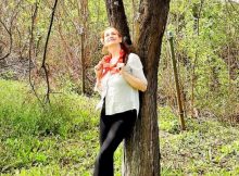 Veșmânt floral / O poezie de Mirela Cocheci