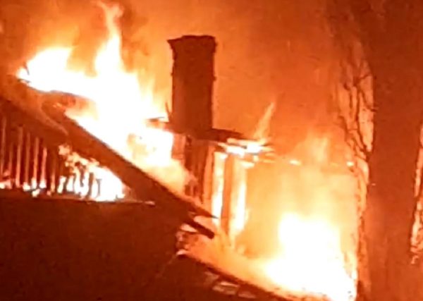 La Lupeni, în noaptea de Înviere, salvatorii s-au luptat cu flăcările mai bine de 5 ore