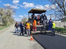 Se toarnă covor asfaltic pe culoarul de trafic Mureș Nord, între Șoimuș și Bălata