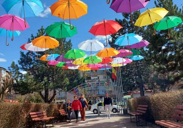 Aleea umbrelelor colorate în Parcul Copiilor din orașul Petrila