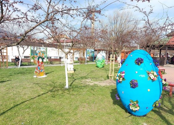 Iepurașul de Paște și-a făcut deja apariția, într-un mod  inedit, în Parcul CAP din Lupeni