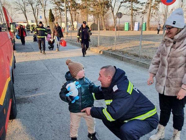 Pompierii militari hunedoreni alături de refugiații ucraineni