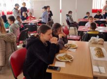 Asistență socială prin voluntariat, pentru sute de copii, la ”Prânzul comunitar”