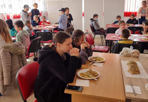 Asistență socială prin voluntariat, pentru sute de copii, la ”Prânzul comunitar”
