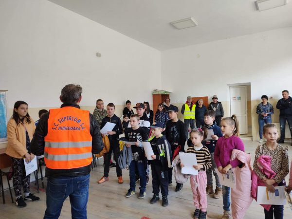 Luna curățeniei cu lecție deschisă privind ecologizarea, la Școala gimnazială din comuna Bănița