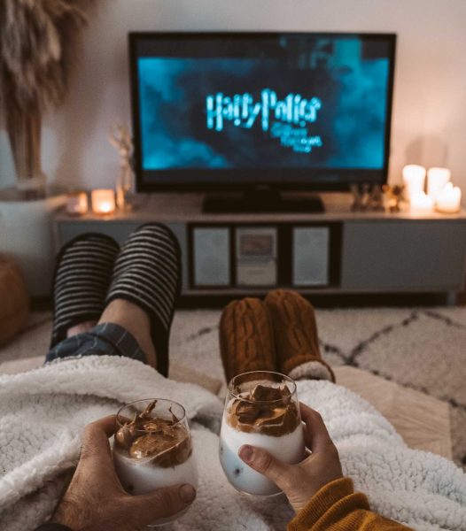 Ești pasionat de filme și seriale? Fă-ți viața mai ușoară cu un smart TV