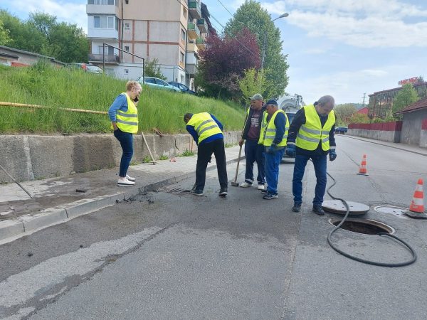 Curățarea canalelor pluviale, o acțiune de sezon a angajaților Apa Serv Valea Jiului