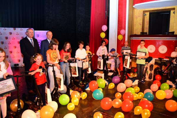 „Trofeul Micului Cititor” a ajuns în posesia laureaților săi din județul Hunedoara