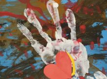 „Outsider Art”, o inedită expoziție rezultat al terapiei prin artă, la MCDR Deva