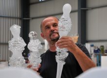 „Acoperișul Universului”, expoziție de artă decorativă, sticlă și metal a artistului Ioan Tămâian, la Galeria Națională de Artă ”Forma” din DEva