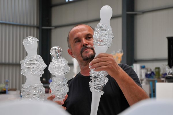 „Acoperișul Universului”, expoziție de artă decorativă, sticlă și metal a artistului Ioan Tămâian, la Galeria Națională de Artă ”Forma” din DEva