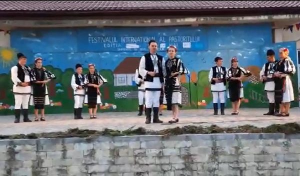 Ansamblul folcloric ”Junii Petrileni” ambasador ai Văii Jiului la ”Festivalul Internațional Multietnic al Păstoritului”
