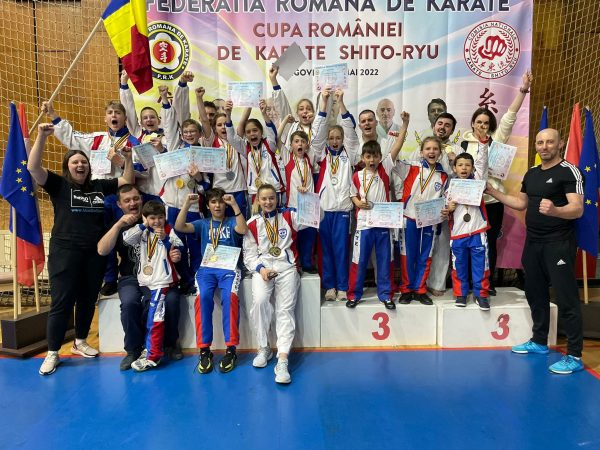 18 de aur, 12 de argint si 7 de bronz pentru CS Poli Karate Petroșani la Cupa României