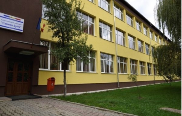 Comunicat de presă / Dotarea Colegiului Național Carmen Sylva cu echipamente și materiale de protecție epidemiologică