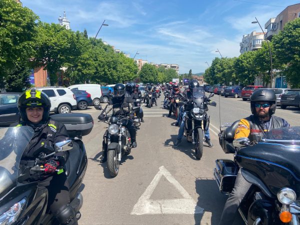 Paradă cu motocicliști în centrul Devei