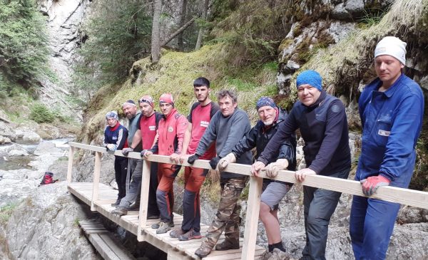 Poteca turistică tematică ”Cascadele din Valea Mării” reamenajată de voluntari