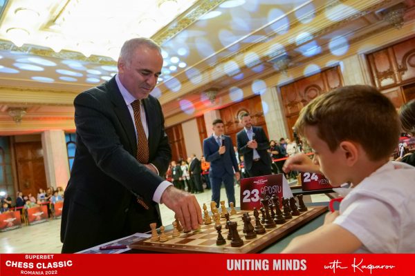 Micul șahist din Valea Jiului Rareș Apostu, față în față cu ”gigantul” Garry Kasparov