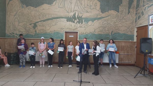 ”Ilustrația” copiilor din Petrila, lansată oficial ”la pachet” cu un nou volum al legendarului scriitor petrilean Ioan Dan Bălan