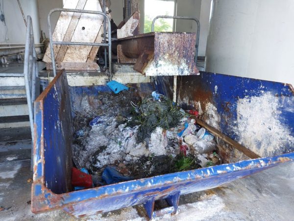 Apa Serv Valea Jiului atrage atenția: ”Canalizarea nu este un coș de gunoi!”