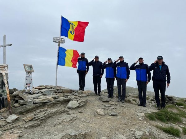 Onor la drapel, la peste 2500 de metri altitudine, pe Vârful Parâng