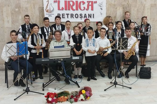Spectacol de Sânziene la Petroșani cu artiștii Asociației ”Lirica”
