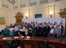 Elevi și profesori de la Liceul de Arte „Sigismund Toduță” Deva, premiați de către Consiliul Județean Hunedoara pentru proiectul de înfrumusețare a noii secții Pediatrie