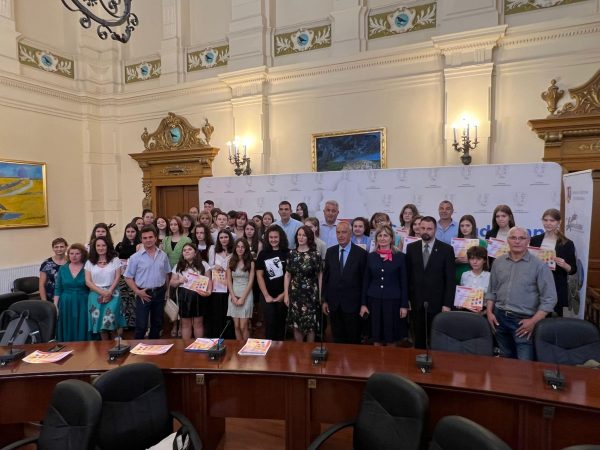 Elevi și profesori de la Liceul de Arte „Sigismund Toduță” Deva, premiați de către Consiliul Județean Hunedoara pentru proiectul de înfrumusețare a noii secții Pediatrie