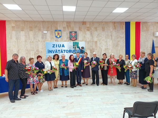 Recunoștință dascălilor din Petroșani ajunși la apogeul carierei, de Ziua Învățătorului