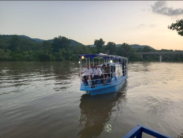 O nouă atracție turistică în județul Hunedoara: plimbări cu vaporașul pe Mureș