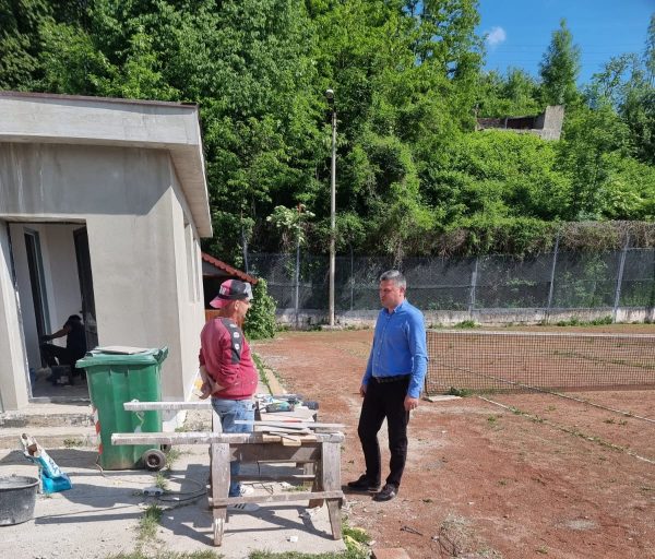 Au început lucrările la modernizarea terenului de tenis de pe str. I.L. Caragiale din Lupeni