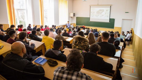 Studenții Universității din Petroșani vor face practică la Direcția de Asistență Socială din Deva