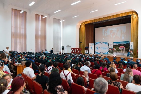 Aplauze pentru absolvenții promoției 2022 ai Facultății de Inginerie Mecanică și Electrică de la Universitatea din Petroșani