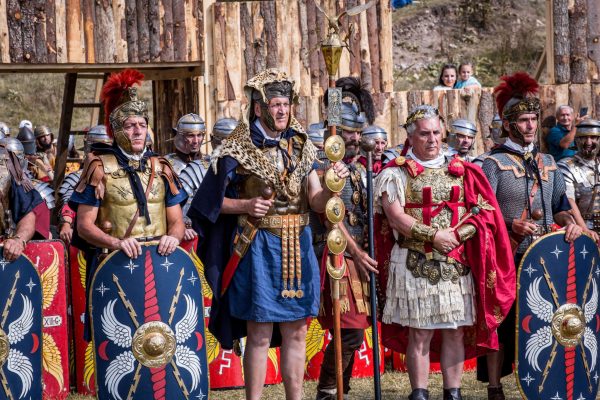 La Măgura Uroiului (Simeria) începe Festivalul DacFest „Sub Semnul Lupului”, ediția a XII-a