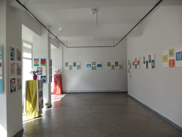 ”Fantezie și culoare” pe simezele galeriei de artă ”Iosif Tellmann” din Lupeni