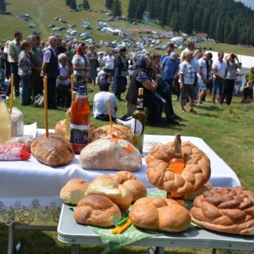 Invitație la ”Nedeia din Poiana Muierii”, sărbătoarea de suflet a jienilor petrileni