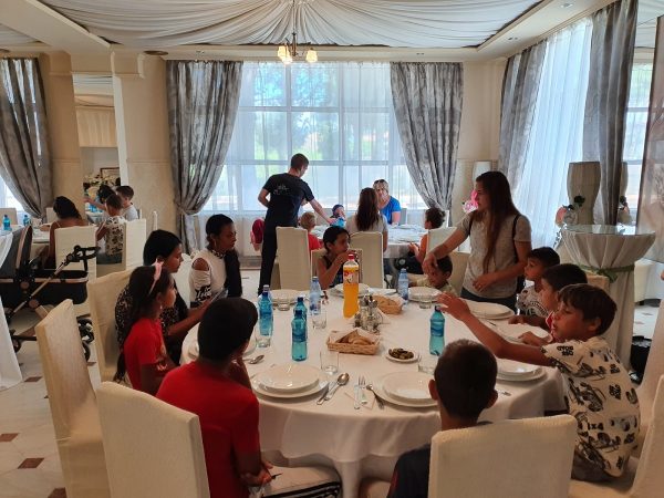 Masă, distracție și educație pentru copii români și ucraineni din Simeria, într-o nouă acțiune a Asociației ”Copii pentru viitor”