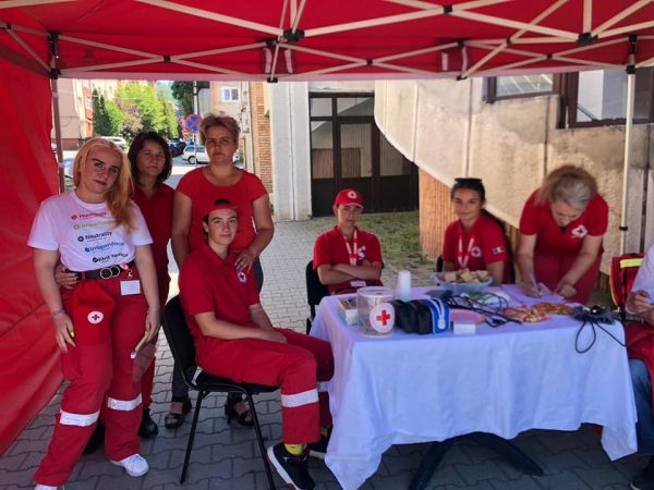 Voluntarii de la Crucea Roșie Petroșani au demarat acțiunea ”Canicula”